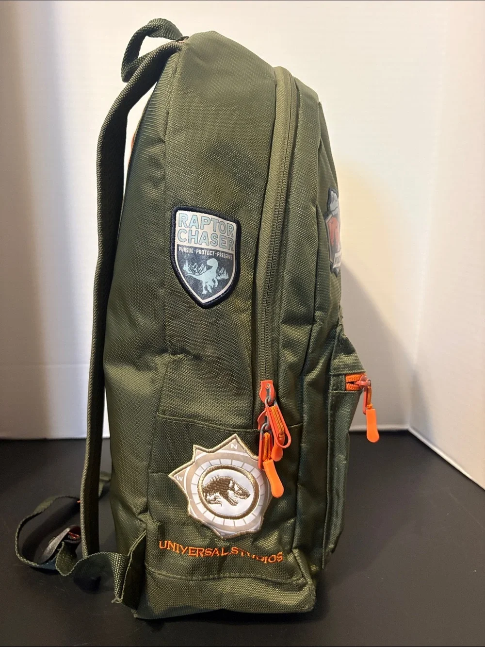 Universal Studio durable olive